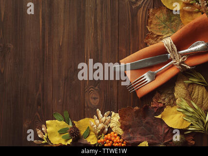 Composition d'automne des feuilles, des baies, couteau et fourchette sur fond de bois. Jour de Thanksgiving concept Banque D'Images