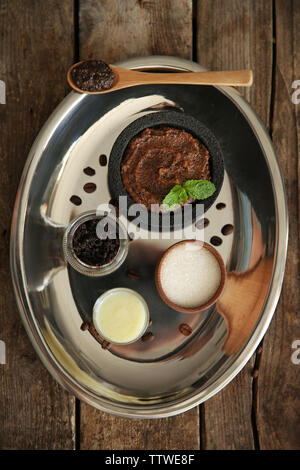 Gommage café en pot et ingrédients sur silver tray Banque D'Images