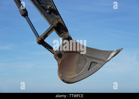 Godet sur le ciel bleu, la machine excavatrice industriel, l'accent sur godet. Close up Banque D'Images