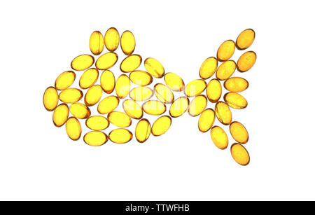 Capsules d'huile de foie de morue, disposés en forme d'un poisson sur fond blanc Banque D'Images