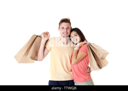 Couple heureux avec les achats isolated on white Banque D'Images