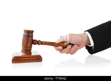 Le juge hand holding gavel on white background Banque D'Images