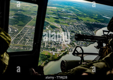 Un hélicoptère UH-1Y Venom avec Marine attaque légère Escadron d'Avions 775, groupe 41, Marine Marine Aircraft Wing, vole au-dessus de Cold Lake, Canada, le 15 juin 2019, à l'appui de 19 sentinelles Edge. La réserve marine joue un élément essentiel de la Force totale du Marine Corps, et de la formation telles que SE19 permet de garantir l'efficacité au combat des unités de la Réserve et de la compétence pour le déploiement à l'échelle mondiale. (U.S. Marine Corps photo par Lance Cpl. Jose Gonzalez) Banque D'Images