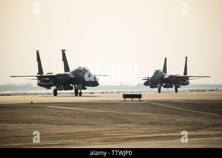 Deux F-15E Strike Eagles du 336e Escadron de chasse, 4e Escadre de chasse à Seymour Johnson Air Force Base, Caroline du taxi de la piste de la base aérienne d'Al Dhafra, aux Émirats arabes unis, le 13 juin 2019. Les F-15E ont rejoint l'ADABs inventaire des autres combattants à : F-15C Eagle et F-35A Lightning IIs. (U.S. Photo de l'Armée de l'air par le sergent. Chris Thornbury) Banque D'Images