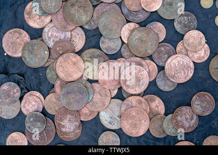 Ancien vintage, pièces indiennes dans l'arrière-plan du marché indien dans la rue à Rishikesh, Inde. Close up. Banque D'Images