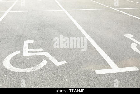 Parking marqué pour les personnes ayant des besoins spéciaux Banque D'Images