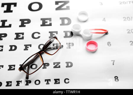 Les verres de lunettes, contenant et en pince sur l'essai d'oeil graphique, vue en gros plan. Concept les yeux sains Banque D'Images