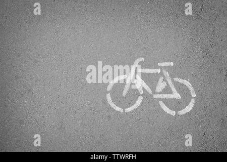 Vélo blanc signe dessiné sur l'asphalte Banque D'Images