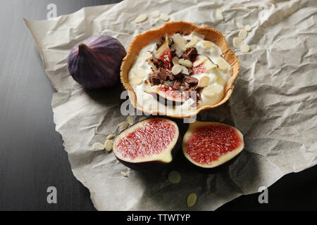 Délicieux gâteau avec les figues et les fruits sur du papier craft Banque D'Images