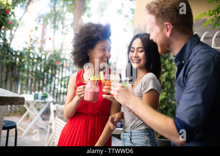 Groupe multiracial d'amis s'amuser et parler Banque D'Images