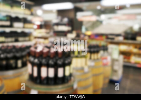 Arrière-plan flou de différents types d'alcool sur des étagères au supermarché Banque D'Images