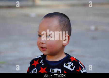 Un jeune enfant dans un village près de les rizières du Yunnan, Chine. Les célèbres rizières en terrasses de Yuanyang dans la province du Yunnan en Chine. Yunnan, Chi Banque D'Images