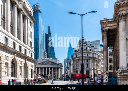 Londres, Royaume-Uni - 14 mai 2019 : paysage urbain du quartier financier, à proximité de la Banque d'Angleterre d'une journée ensoleillée Banque D'Images