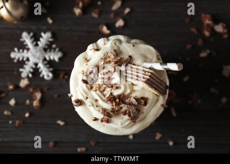 De délicieux milk-shake avec décoration de Noël sur fond de bois Banque D'Images