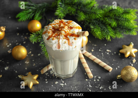 De délicieux milk-shake avec décoration de Noël sur fond texturé gris Banque D'Images