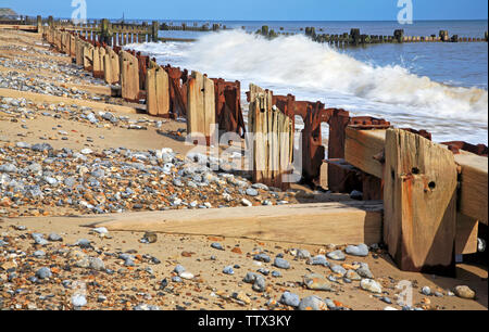 Vestiges des anciennes défenses latérales sur la mer sur la côte de Norfolk à Panier vide, Happisburgh, Norfolk, Angleterre, Royaume-Uni, Europe. Banque D'Images