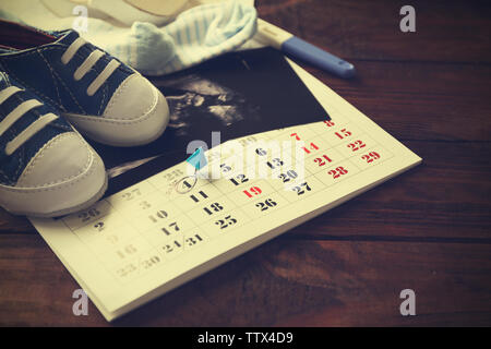 Calendrier avec balayage d'ultrasons de chaussures pour bébés et enfants, gros plan Banque D'Images