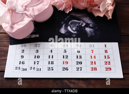 Calendrier avec balayage d'ultrasons de chaussures pour bébés et enfants, gros plan Banque D'Images