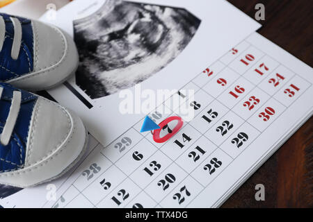 Calendrier avec balayage d'ultrasons de chaussures pour bébés et enfants, gros plan Banque D'Images