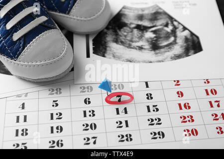 Calendrier avec balayage d'ultrasons de chaussures pour bébés et enfants, gros plan Banque D'Images