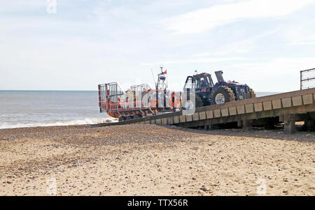 L'embarcation de sauvetage côtier Happisburgh en cours de récupération après l'exercice sur la côte de Norfolk à Panier vide, Happisburgh, Norfolk, Angleterre, Royaume-Uni, Europe. Banque D'Images