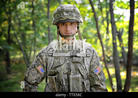 Portrait de soldat dans la forêt verte Banque D'Images
