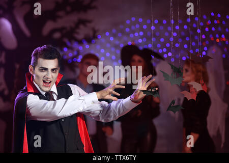 Jeune homme en costume de vampire à Halloween party Banque D'Images