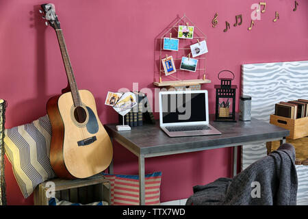 Lieu de travail avec ordinateur portable sur table dans cette chambre moderne Banque D'Images