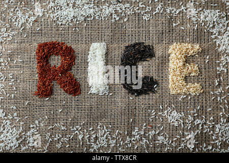 Riz mot fabriqué avec différents types de grains sur fond d'un sac Banque D'Images