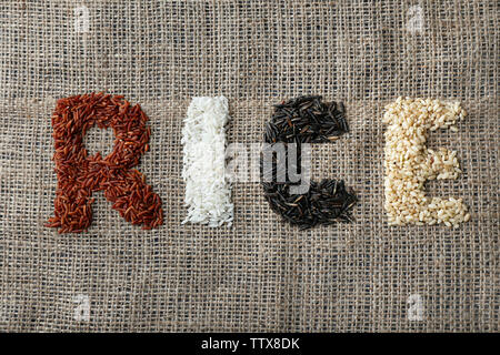Riz mot fabriqué avec différents types de grains sur fond d'un sac Banque D'Images