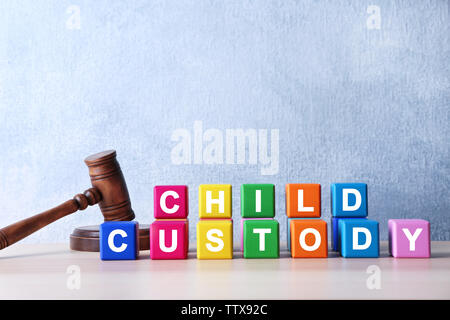 Marteau de la Cour et des cubes avec la garde de l'enfant texte sur fond clair Banque D'Images