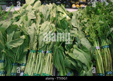 Paquets de légumes en feuilles dans un supermarché, Bangkok, Thaïlande Banque D'Images