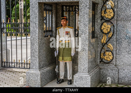 Un garde à la porte du Palais Royal à Kuala Lumpur Banque D'Images