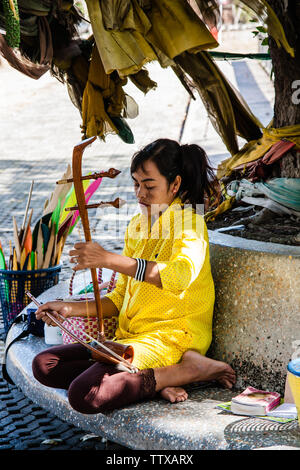 Une jeune femme thaïlandaise jouer vu sam sai Banque D'Images