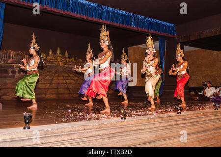 Les spectacles de danse traditionnelle khmère pendant le spectacle à Siem Reap, Cambodge Banque D'Images