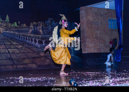 Les spectacles de danse traditionnelle khmère pendant le spectacle à Siem Reap, Cambodge Banque D'Images