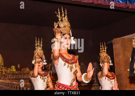 Les spectacles de danse traditionnelle khmère pendant le spectacle à Siem Reap, Cambodge Banque D'Images