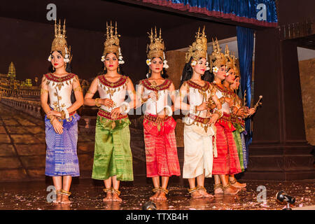 Les spectacles de danse traditionnelle khmère pendant le spectacle à Siem Reap, Cambodge Banque D'Images