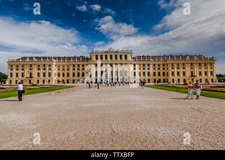 Le palais de Schönbrunn, une vue de côté parc, Vienne Banque D'Images