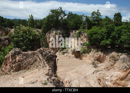 Colline érodée, Temple du tigre, Sai Yok, Kanchanaburi, Thaïlande Banque D'Images