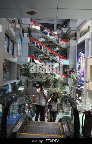 Escaliers mécaniques dans un centre commercial, Bangkok, Thaïlande Banque D'Images