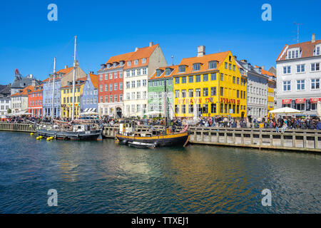 Copenhague, Danemark - 2 mai 2017 : Avis de Nyhavn pier avec bâtiments de couleur à Copenhague, ville Denamrk. Banque D'Images