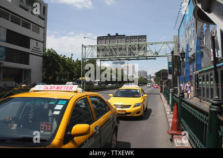 Taxi sur la route, Bangkok, Thaïlande Banque D'Images