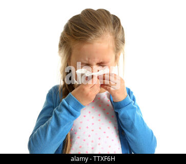 Cute little girl blowing nose sur fond blanc Banque D'Images