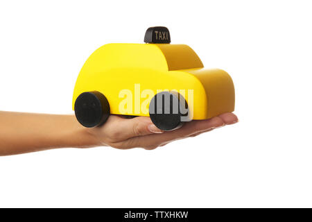 Woman holding toy taxi jaune sur fond blanc Banque D'Images