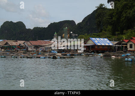 Maisons de pilotis dans un village, Sea Gypsy Village, Phuket, Thaïlande Banque D'Images