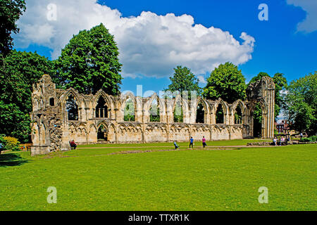 Ruines de l'abbaye de St Marys, Musée Jardins, York, Angleterre Banque D'Images