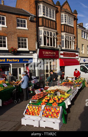 Des étals de fruits et légumes et shop fronts dans le marché, Melton Mowbray, Leicestershire, England, UK Banque D'Images