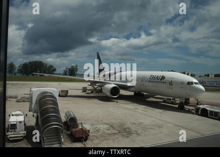 Avion commercial à un aéroport, aéroport international de Phuket, Phuket, Thaïlande Banque D'Images