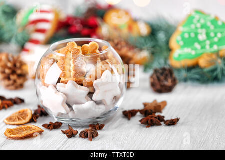Vase en verre avec de savoureux biscuits de Noël, voir Banque D'Images
